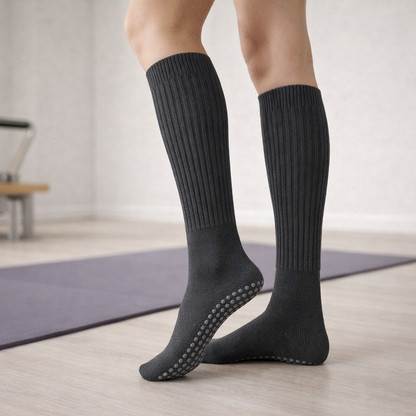 Damen’s Knee-High Pilates Socks with Non-Slip Grip