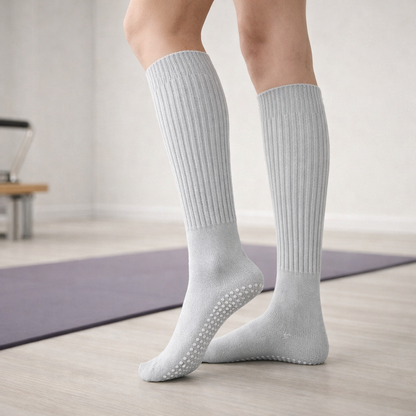 Damen’s Knee-High Pilates Socks with Non-Slip Grip