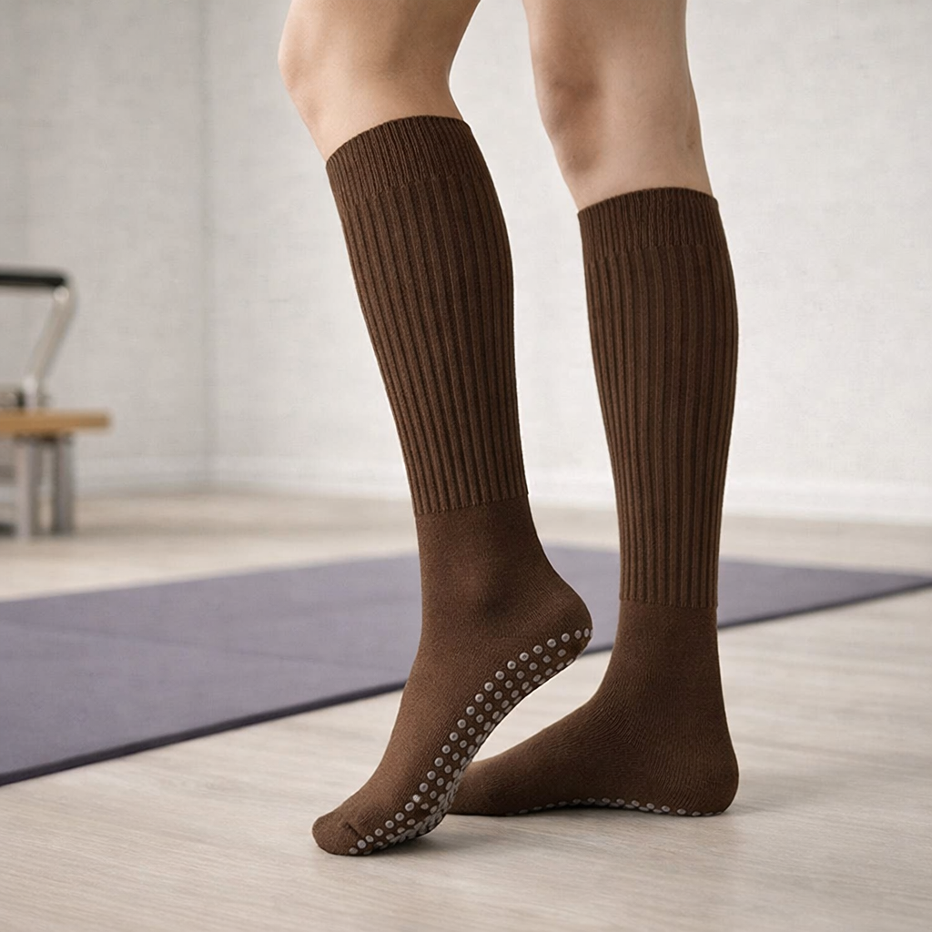Damen’s Knee-High Pilates Socks with Non-Slip Grip