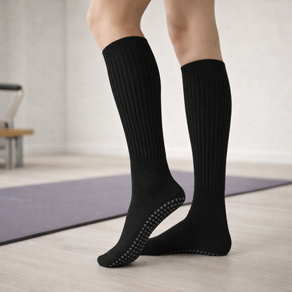 Damen’s Knee-High Pilates Socks with Non-Slip Grip