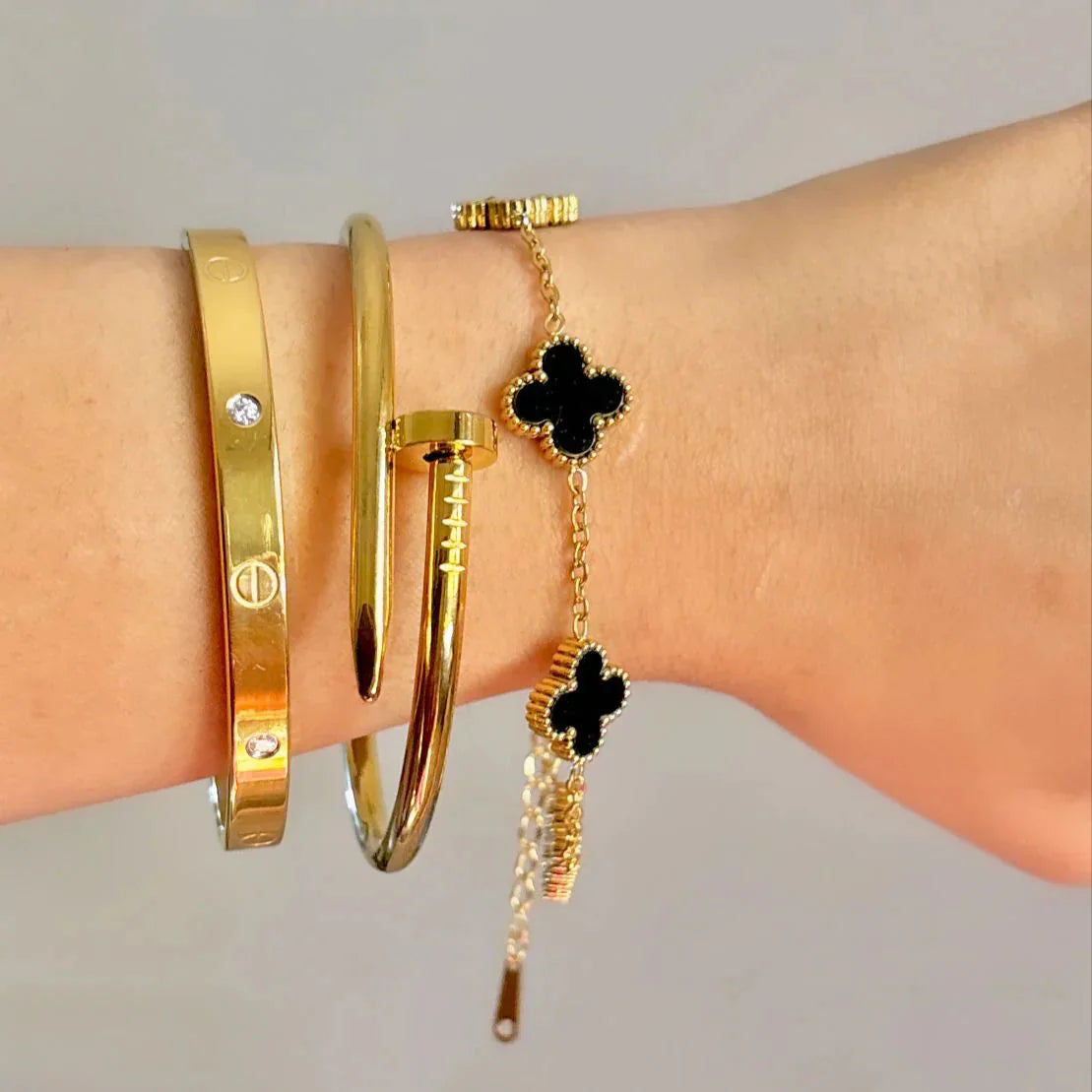 SET 4 ARMBÄNDERN SCHWARZ MIT GOLD EDITION