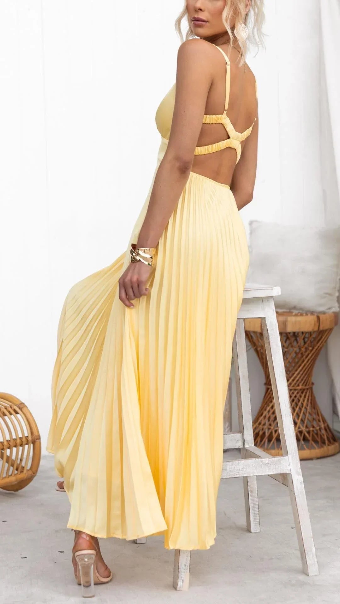 Mandy | Elegant Yellow Pleated V-Neck Maxi Kleid