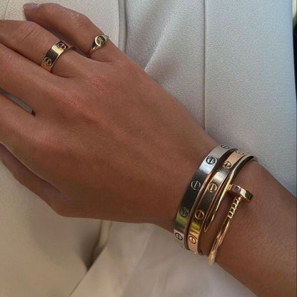 Elegance Nail Gold